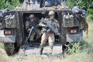 Esercito, bersaglieri della Brigata Garibaldi durante esercitazione