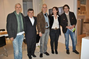 Davide Vargas (al centro) con Gianni Bo e i curatori della mostra