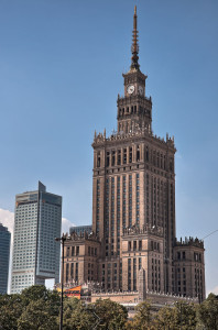 il Palazzo della Scienza e della Cultura di fianco ad un moderno grattacielo